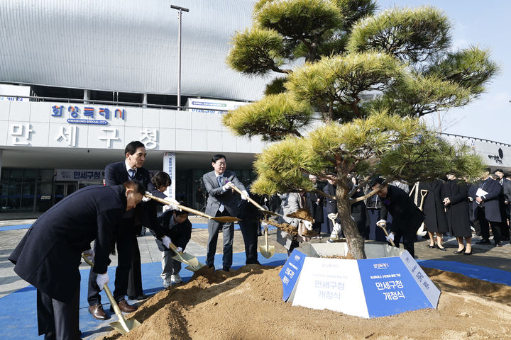 [화성=뉴시스] 정명근 경기 화성시장(왼쪽 다섯 번째)이 2일 만세구청 개청식 후 기념식수를 하고 있다.(사진=화성시 제공) 2026.02.02. photo@newsis.com *재판매 및 DB 금지