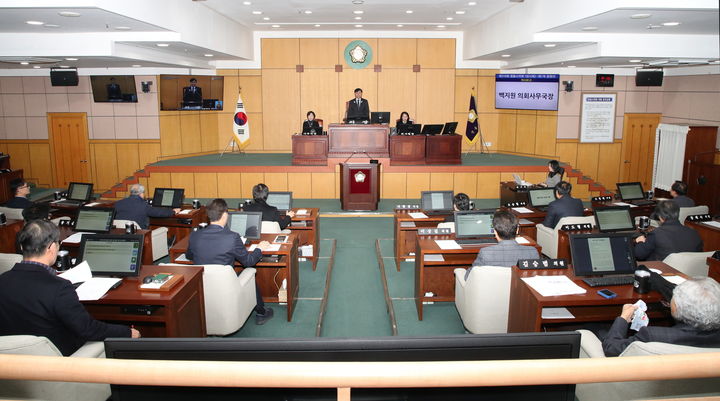 [정읍=뉴시스] 2일 열린 정읍시의회의 제310회 임시회 제1차 본회의, 박일 의장이 회의를 진행하고 있다. *재판매 및 DB 금지