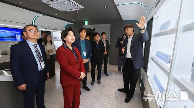 [과천=뉴시스]신계용 시장(빨간색)이 LG에너지솔루션 대전연구소를 방문한 가운데 홍보관을 둘러고 보고 있다. (사진=과천시 제공).)2025.04.14.photo@newsis.com