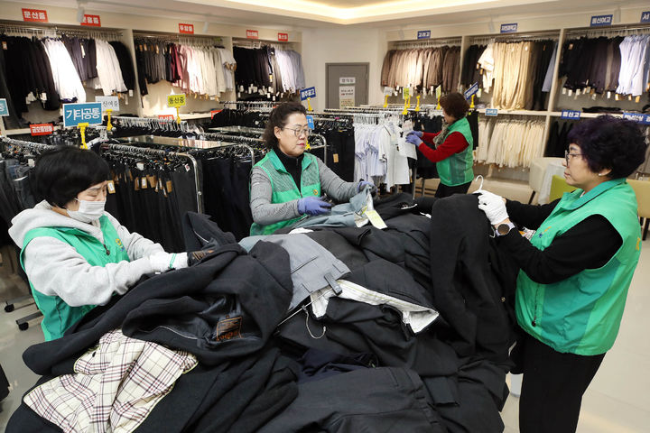 잘 안 입는 '정장형 교복'에 수십만원…"생활복을 교복으로"