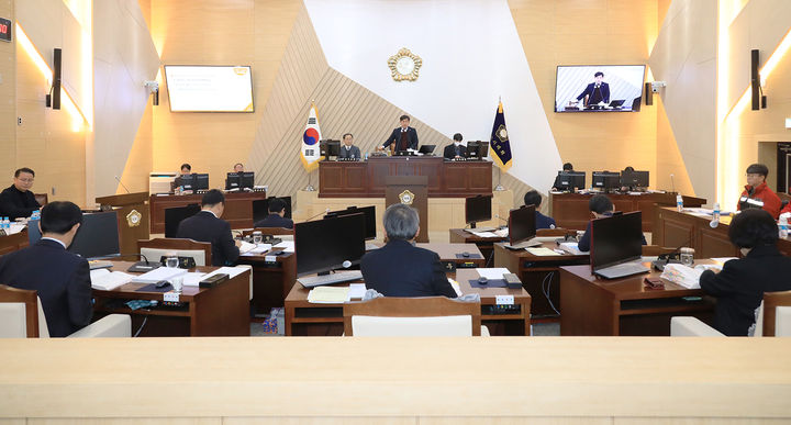 2일 삼척시의회는 시의회 본회의장에서 2026년도 시정 주요 업무계획 보고를 받고 있다.(사진=삼척시의회 제공) *재판매 및 DB 금지