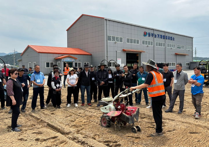 [정읍=뉴시스] 정읍시의 동부농기계임대사업소에서 귀농귀촌인 대상 농기계 사용교육이 진행 중이다. *재판매 및 DB 금지