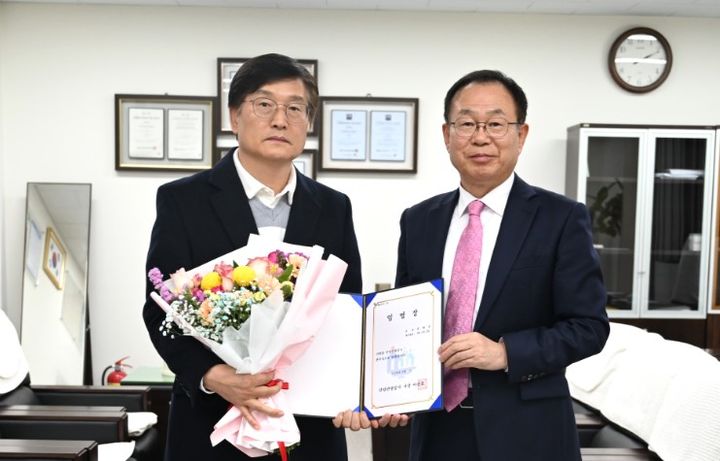 임명장 받는 윤명선 본부장, 사진 오른쪽은 이관표 단양관광공사 사장. *재판매 및 DB 금지