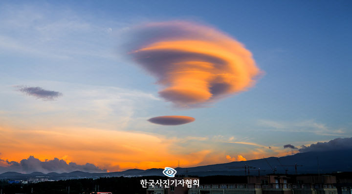 [제주=뉴시스] 제62회 한국보도사진전 네이처 부문 가작 수상작으로 선정된 뉴시스 제주본부 우장호 기자의 '제주 하늘에 UFO 닮은 렌즈구름' 작품. (사진=한국사진기자협회 제공) 2026.02.02. photo@newsis.com *재판매 및 DB 금지