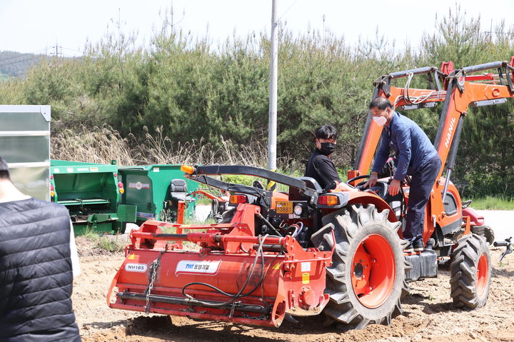 [임실=뉴시스] 임실군이 지난해 '신규 농업인 기초영농교육'에서 농기계 사용법을 교육하고 있다. *재판매 및 DB 금지