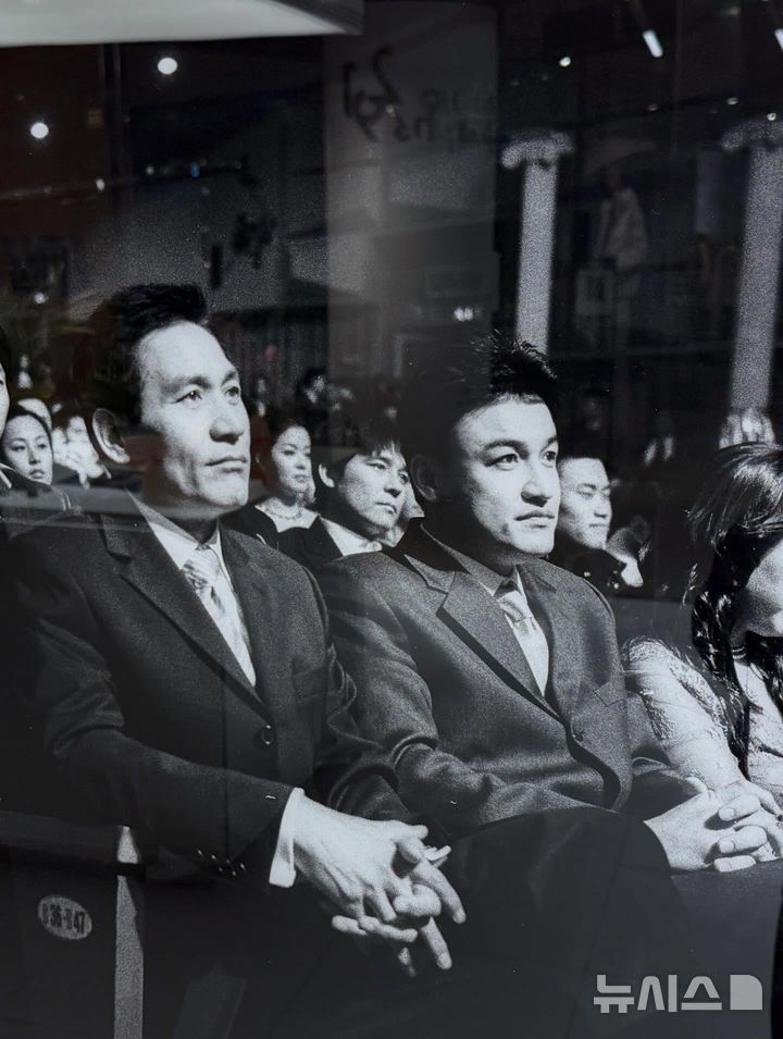 안성기 향한 그리움…박중훈, 말 없이 흑백 사진 공개