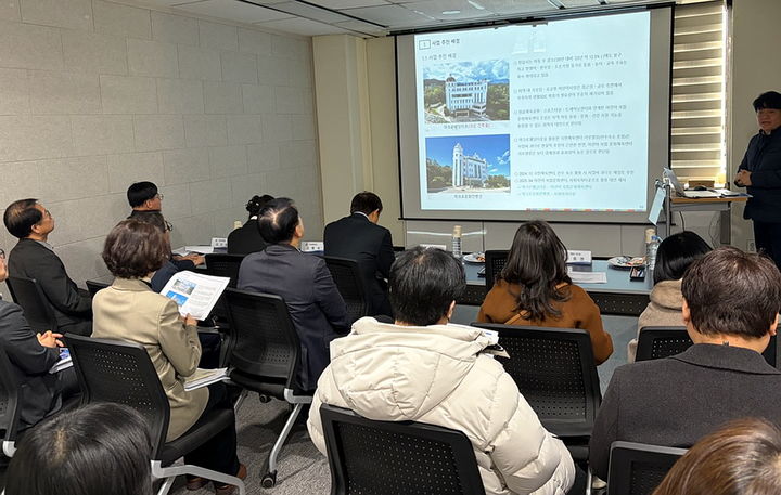 [정읍=뉴시스] 정읍시의 '어린이복합문화체육센터 건축기획 용역 최종보고회'에서 용역 수행기관인 제이엔디건축사사무소 심관수 팀장의 설명이 이어지고 있다. *재판매 및 DB 금지