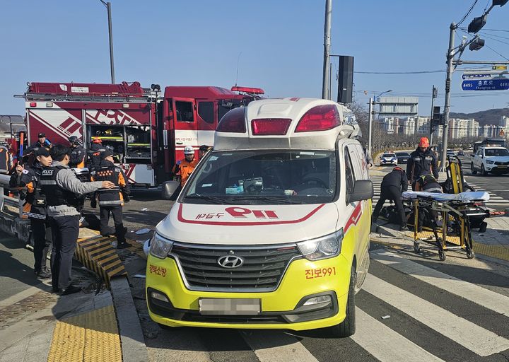 [안동=뉴시스] 119구급차와 덤프트럭 충돌 사고 현장. (사진=독자 제공) 2026.02.02. photo@newsis.com *재판매 및 DB 금지