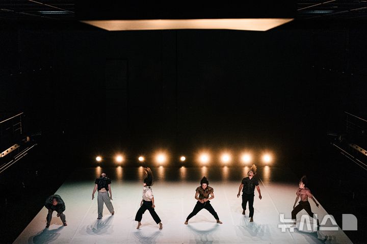 [서울=뉴시스]허성임 안무가의 '사라지는 모든 것은 극적이다' 공연 장면. (사진=국립현대무용단 제공) 