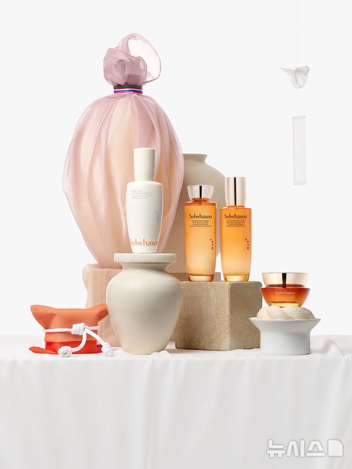 [서울=뉴시스] 아모레퍼시픽의 뷰티 브랜드 설화수는 올해 설을 맞아 '설날엔, 설레는 설화수와 함께'라는 메시지와 함께 설화수 선물세트를 구성해 내놨다. (사진=아모레퍼시픽 제공) 2026.02.02. photo@newsis.com