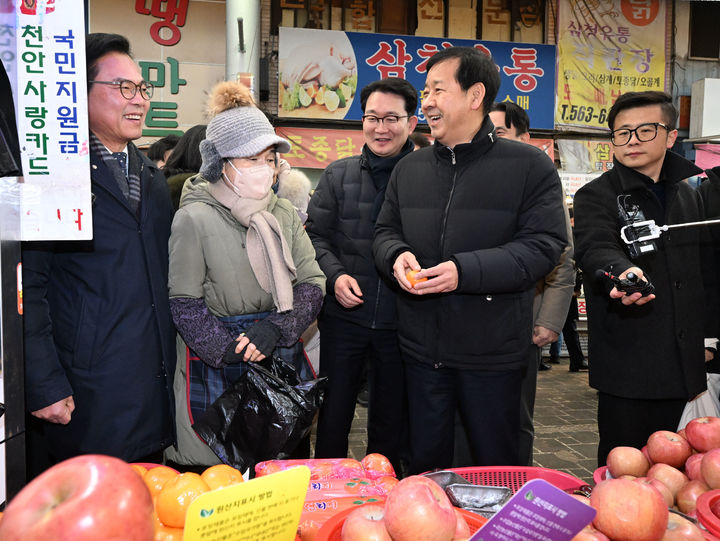 [천안=뉴시스] 구윤철 경제부총리 겸 재정경제부 장관이 2일 설 명절 성수품 수급동향 및 설 민생안정대책의 이행상황을 점검하고자 충남 천안 중앙시장을 방문, 주요 점포에서 물품을 구입하며 민생 현장 물가를 점검하고 있다. (사진=재경부 제공) 2026.02.02. photo@newsis.com *재판매 및 DB 금지