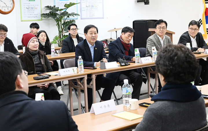 [천안=뉴시스] 구윤철 경제부총리 겸 재정경제부 장관이 2일 설 명절 성수품 수급동향 및 설 민생안정대책의 이행상황을 점검하고자 충남 천안 중앙시장을 방문, 시장 상인들과의 간담회를 통해 애로사항을 청취하고 있다. (사진=재경부 제공) 2026.02.02. photo@newsis.com *재판매 및 DB 금지