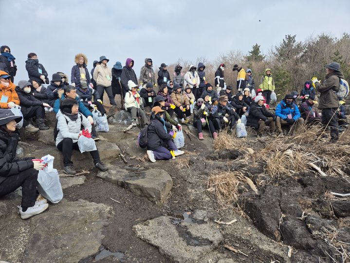 [서귀포=뉴시스] 1일 세계 습지의 날 기념행사 참가자들이 물영아리오름 인근 송천계곡에서 전문가 해설을 듣고 있다. (사진=서귀포시 협약인증습지도시 등 지역관리위원회 제공) 2026.02.02. photo@newsis.com *재판매 및 DB 금지