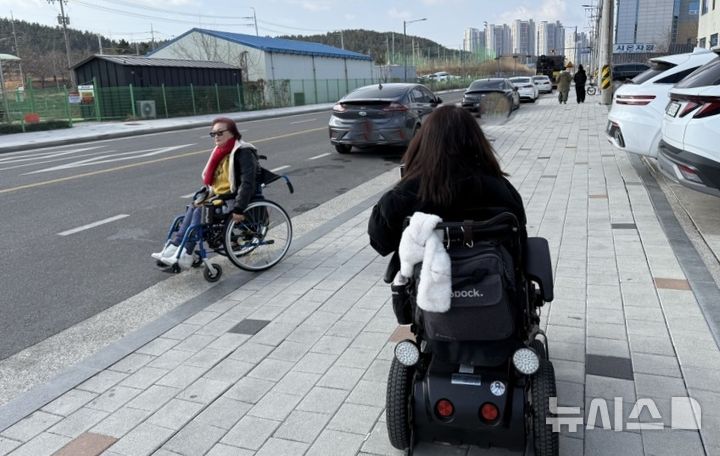 [포항=뉴시스] 포항 시민의 전동 보장구 이용 모습. (사진=뉴시스 DB). photo@newsis.com 