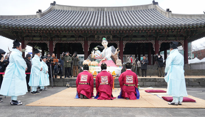 [제주=뉴시스] 2일 탐라국 입춘굿 행사가 시작된 가운데 제주시 관덕정 일원에서 풍농을 기원하는 세경제가 열리고 있다. (사진=제주도 제공) 2026.02.02. photo@newsis.com *재판매 및 DB 금지