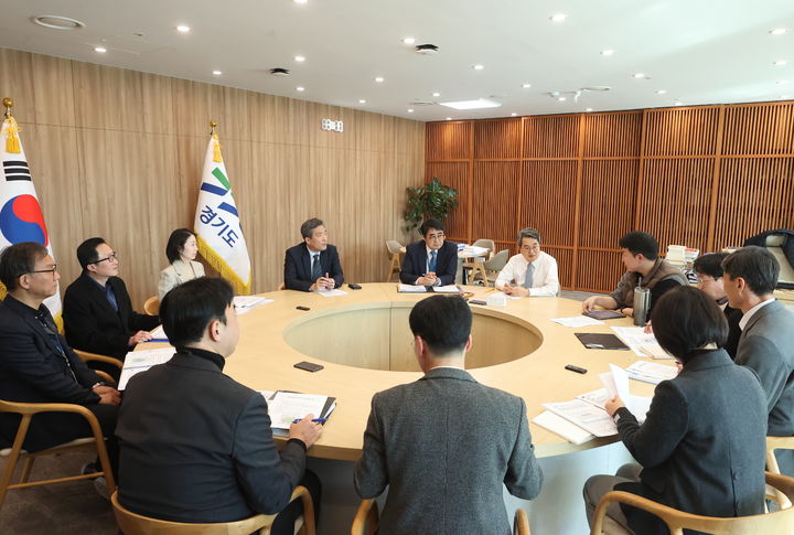 [수원=뉴시스] 수도권 과밀억제권역 자족기능 확충 전략 회의. (사진=경기도 제공) 2026.02.02. photo@newsis.com *재판매 및 DB 금지