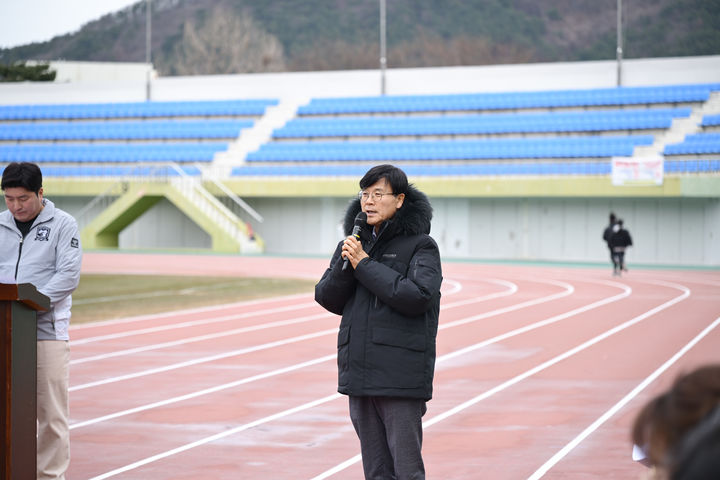 [거제=뉴시스] 신정철 기자= 거제시민축구단이 지난 30일 거제종합운동장에서 변광용 거제시장을 비롯해 김환중 거제시체육회장, 시의원, 구단 관계자와 선수단 등 60여 명이 참석한 가운데 2026시즌 출정식출정식 선수단을 갖고 시즌 선전을 기원했다.사진은 변광용 시장의 격려사 모습.(사진=거제시 제공).2026.02.02. photo@newsis.com *재판매 및 DB 금지