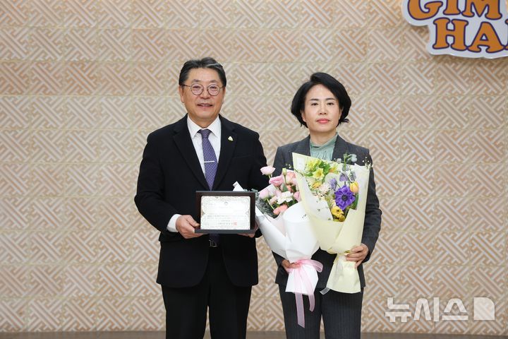 [김해=뉴시스]모산에프에스 김진경 대표(사진 오른편). (사진=김해시 제공). 2026.02.02. photo@newsis.com