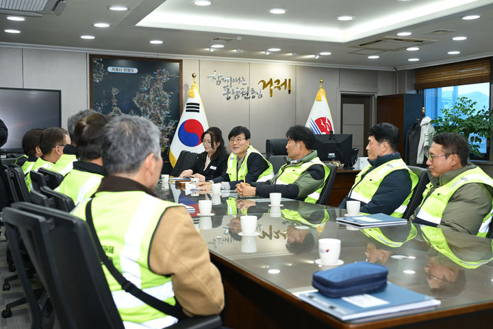 [거제=뉴시스] 신정철 기자= 경남 거제시는 2일, '척척거제 기동대' 발대식을 갖고 현장 중심의 생활민원에 대한 신속 대응 체계를 본격 가동했다.사진은 '척척거제 기동대' 대원들이 시민 체감형 생활환경 개선 방안을 숙의하고 있는 모습.(사진=거제시 제공).2026.02.02. photo@newsis.com *재판매 및 DB 금지