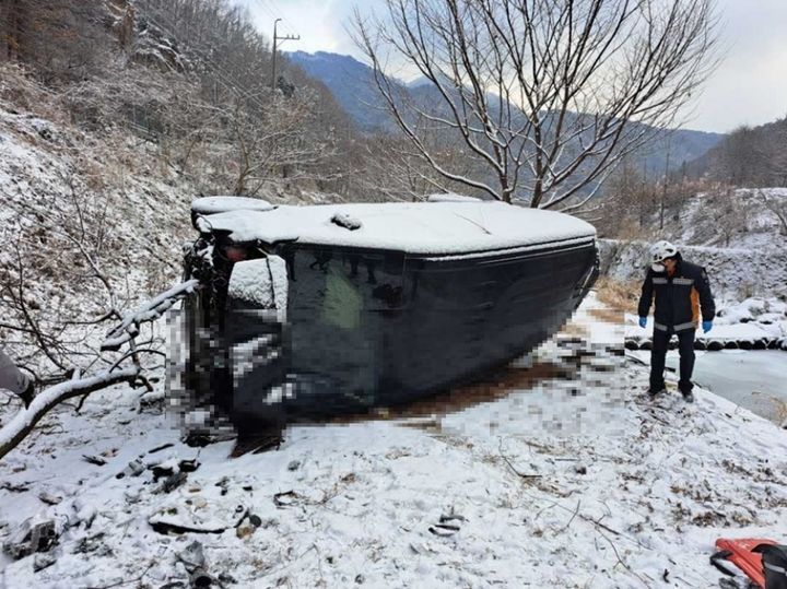 [홍천=뉴시스] 2일 소방당국은 이날 오전 9시께 강원 홍천군 홍천읍 장전평리 도로에서 승합차가 2m 아래로 추락했다고 밝혔다. 강원특별자치도 소방본부 제공. *재판매 및 DB 금지