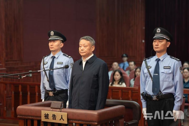 [샤먼(중국)=신화/뉴시스]탕이쥔(唐一軍) 전 중국 사법부장이 2일 1억3700만위안(약 한화 286억원) 상당의 뇌물을 받은 혐의로 무기징역을 선고 받았다. 사진은 푸젠성 샤먼시 중급인민법원에 출석한 탕이쥔. 2026.02.02