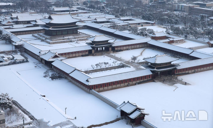 [서울=뉴시스] 추상철 기자 = 밤새 폭설이 내린 2일 오전 서울 종로구 경복궁에 눈이 쌓여 있다. 2026.02.02. scchoo@newsis.com