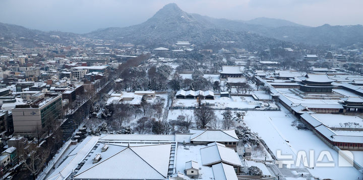 [서울=뉴시스] 추상철 기자 = 밤새 폭설이 내린 2일 오전 서울 종로구 경복궁 일대가 눈으로 뒤덮여 있다. 2026.02.02. scchoo@newsis.com