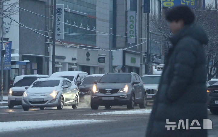 [광주=뉴시스] 이영주 기자 = 광주·전남 일부 지역에 대설주의보가 내려진 2일 오전 광주 북구 용봉동 한 도로에서 차량들이 눈길 사고 예방을 위해 서행하고 있다. 2026.02.02. leeyj2578@newsis.com