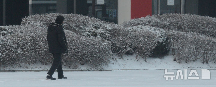 [전주=뉴시스] 김얼 기자 = 전북 전역에 대설주의보가 내려진 2일 전북 전주시 덕진구 송천동에서 한 시민이 눈 쌓인 길을 지나고 있다. 2026.02.02. pmkeul@newsis.com