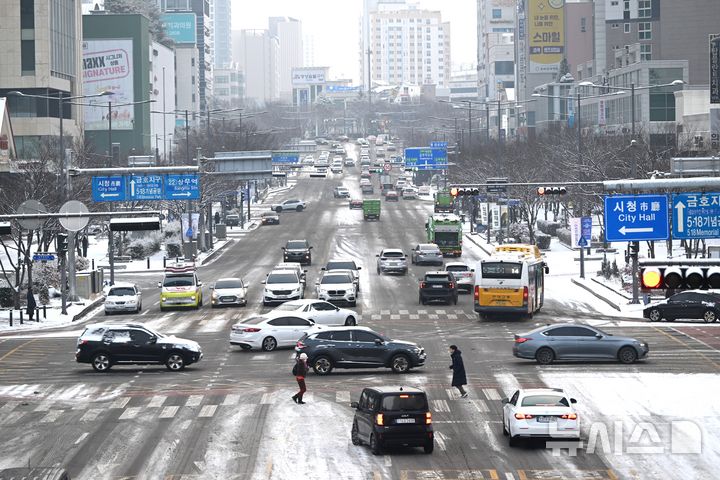 [광주=뉴시스] 이현행 기자= 밤사이 눈이 쌓인 2일 오전 광주 서구 치평동 상무자유로에서 차량들이 서행하고 있다. 2026.02.02. lhh@newsis.com
