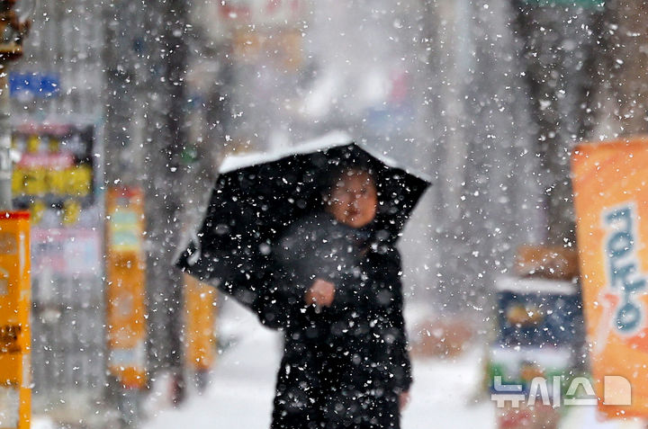 [대구=뉴시스] 이무열 기자 = 눈이 내리는 2일 대구 동구 효동로 일대에서 시민들이 발걸음을 옮기고 있다. 2026.02.02. lmy@newsis.com