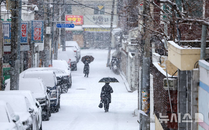 대구에 모처럼 1.7㎝ 눈…시민들 반가움 속 '지각 걱정'