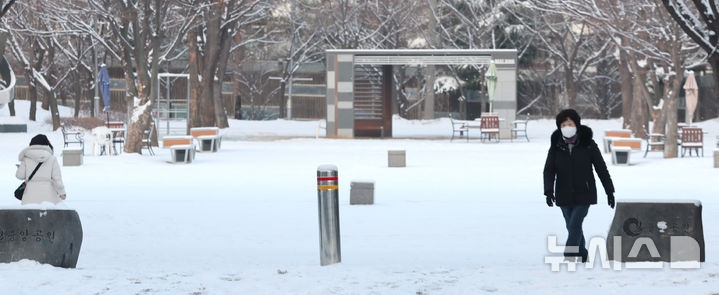 [인천=뉴시스] 전진환 기자 = 밤사이 눈이 내린 2일 오전 인천 남동구 중앙공원에서 시민들이 눈길을 걸어가고 있다. 2026.02.02. amin2@newsis.com