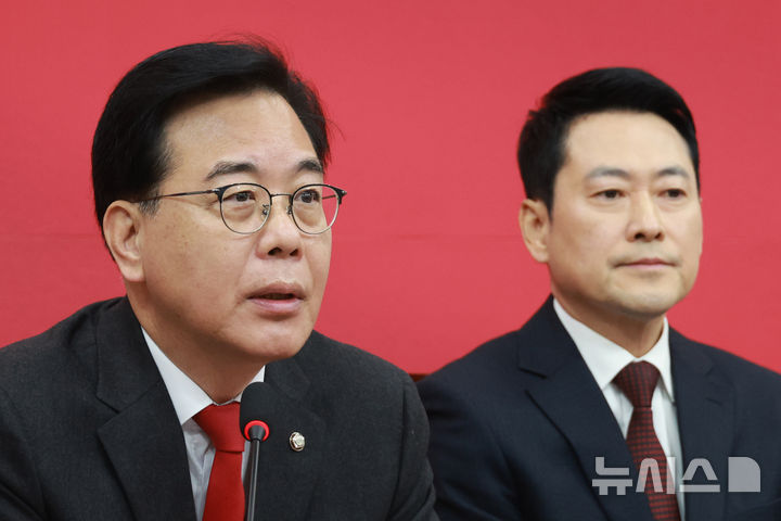 [서울=뉴시스] 고승민 기자 = 송언석 국민의힘 원내대표가 2일 서울 여의도 국회에서 열린 최고위원회의에서 발언하고 있다. 2026.02.02. kkssmm99@newsis.com