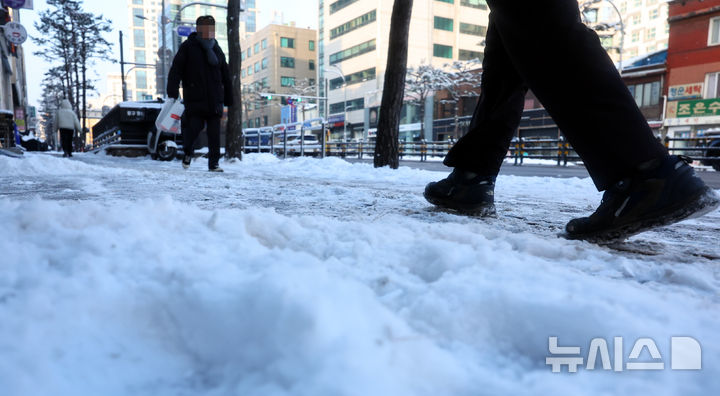충북 맑고 기온 차차 올라 낮 최고 6도…빙판길 주의