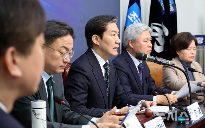 [서울=뉴시스] 김금보 기자 = 조국 조국혁신당 대표가 2일 오전 서울 여의도 국회에서 열린 최고위원회의에서 발언을 하고 있다. 2026.02.02. kgb@newsis.com