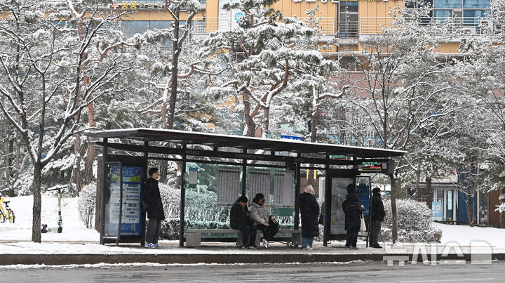 [수원=뉴시스] 김종택 기자 = 밤새 눈이 내린 2일 경기 수원시 영통구 망포역 인근 버스정류장에서 출근길 시민들이 버스를 기다리고 있다. 2026.02.02. jtk@newsis.com