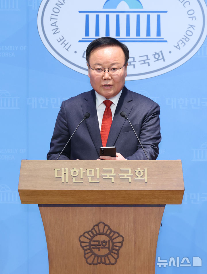 [서울=뉴시스] 김금보 기자 = 김재원 국민의힘 최고위원이 2일 오전 서울 여의도 국회 소통관에서 경상북도지사 출마선언 기자회견을 하고 있다. 2026.02.02. kgb@newsis.com