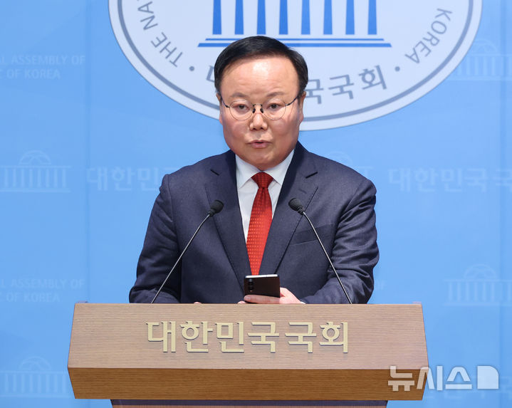 [서울=뉴시스] 김금보 기자 = 김재원 국민의힘 최고위원이 2일 오전 서울 여의도 국회 소통관에서 경상북도지사 출마선언 기자회견을 하고 있다. 2026.02.02. kgb@newsis.com