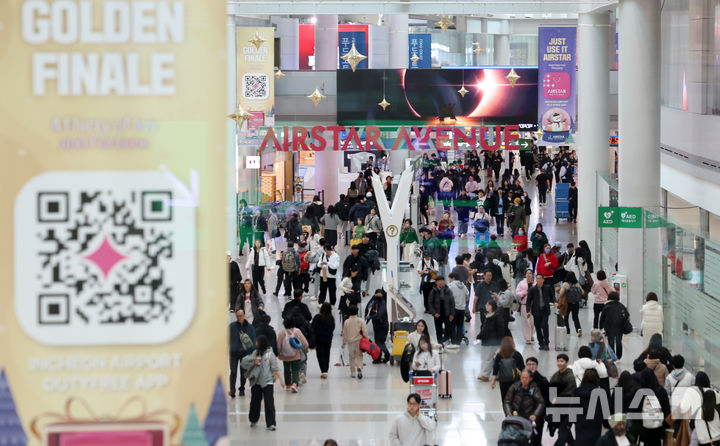 [인천공항=뉴시스] 이영환 기자 = 2일 오전 인천국제공항 제1여객터미널 면세구역에서 여행객들이 이동하고 있다.인천국제공항공사는 향수·화장품, 주류·담배를 판매하는 DF1·2 구역 신규 운영사업자에 현대면세점과 롯데면세점을 선정하고 관세청에 통보했다고 전했다. 계약 기간은 오는 7월1일부터 2033년 6월30일까지 7년간이다. 운영 성과에 따라 최대 10년까지 연장할 수 있다. 2026.02.02. 20hwan@newsis.com