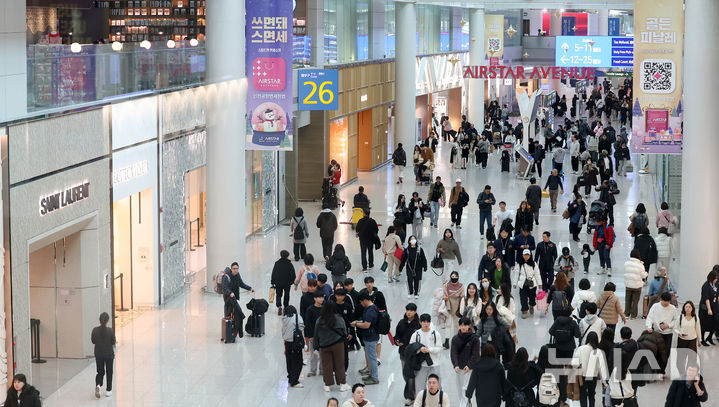 [인천공항=뉴시스] 이영환 기자 = 2일 오전 인천국제공항 제1여객터미널 면세구역에서 여행객들이 이동하고 있다. 인천국제공항공사는 향수·화장품, 주류·담배를 판매하는 DF1·2 구역 신규 운영사업자에 현대면세점과 롯데면세점을 선정하고 관세청에 통보했다고 전했다. 계약 기간은 오는 7월1일부터 2033년 6월30일까지 7년간이다. 운영 성과에 따라 최대 10년까지 연장할 수 있다. 2026.02.02. 20hwan@newsis.com