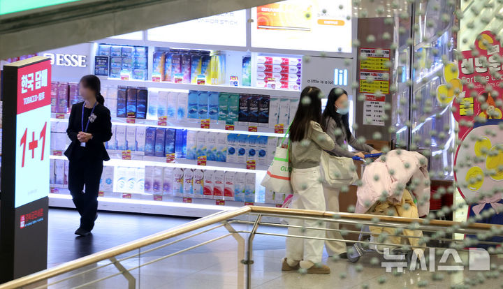 [인천공항=뉴시스] 이영환 기자 = 2일 오전 인천국제공항 제1여객터미널 면세구역에서 여행객들이 이동하고 있다. 2026.02.02. 20hwan@newsis.com