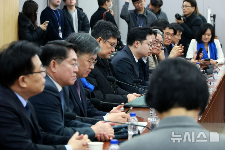 [서울=뉴시스] 고승민 기자 = 더불어민주당 초선의원 모임 '더민초' 의원들이 2일 서울 여의도 국회 의원회관에서 열린 간담회에 참석하고 있다. 2026.02.02. kkssmm99@newsis.com