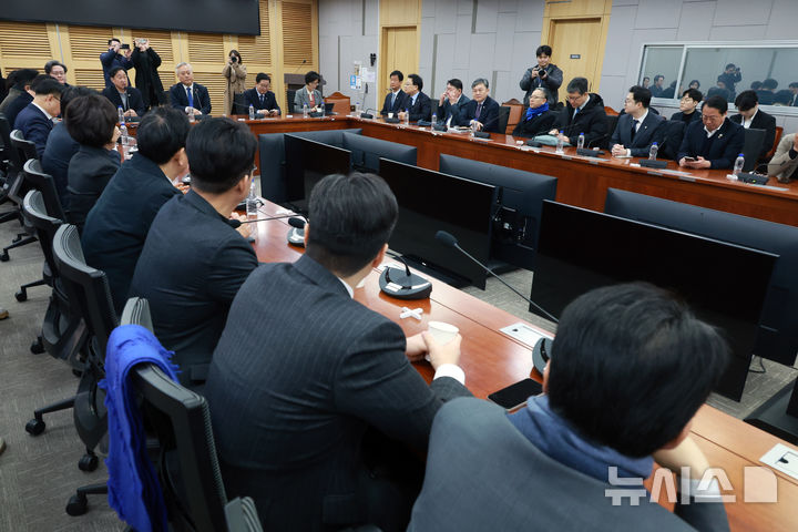 합당론 논의 나선 與 초선들…"'논의 중단' 대체적 의견"(종합)