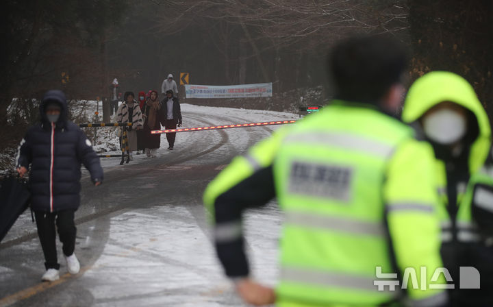 제주 초속 20m 강풍…항공기 8편 결항·뱃길 차질