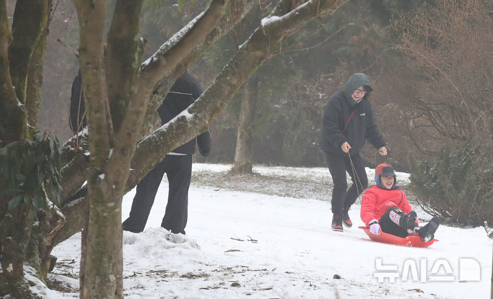 [제주=뉴시스] 우장호 기자 = 제주도 산지에 대설주의보가 내려진 2일 오전 제주시 어승생 삼거리 인근 산록도로변에서 외국인 관광객들이 겨울 정취를 만끽하고 있다. 2026.02.02. woo1223@newsis.com