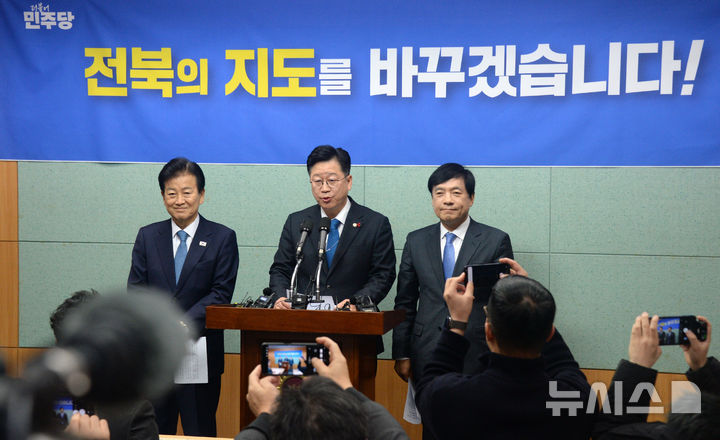 [전주=뉴시스] 김얼 기자 = 안호영(가운데) 의원이 2일 전북 전주시 전북특별자치도의회 기자회견장에서 5극3특과 관련한 기자회견을 열고 질의에 답변하고 있다. 2026.02.02. pmkeul@newsis.com