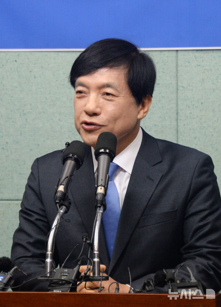 [전주=뉴시스] 김얼 기자 = 이성윤 국회의원이 2일 전북 전주시 전북특별자치도의회 기자회견장에서 열린 5극3특과 관련한 기자회견에 참석해 기자들의 질의에 답변하고 있다. 2026.02.02. pmkeul@newsis.com