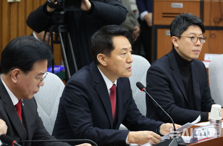 [서울=뉴시스] 조성봉 기자 = 오세훈 서울시장이 2일 오전 서울 여의도 국회에서 열린 국민의힘-서울시 부동산정책협의회에서 발언을 하고 있다. 2026.02.02. suncho21@newsis.com