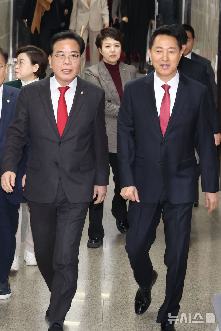 [서울=뉴시스] 조성봉 기자 = 송언석 국민의힘 원내대표와 오세훈 서울시장이 2일 오전 서울 여의도 국회에서 열린 국민의힘-서울시 부동산정책협의회에 참석하고 있다. 2026.02.02. suncho21@newsis.com